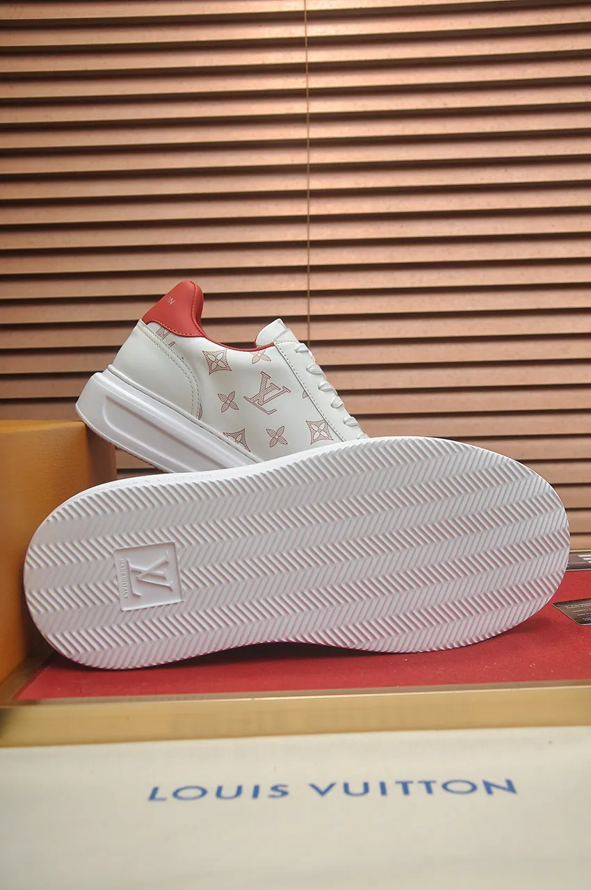 Men's men's shoes 💰640💶Original development, quality shipping, welcome to compare - LV sneaker series sports shoes introduce the loose silhouette of the ready-to-wear series into the spring and summer men's wear shows and make an eye-catching appearance. The cow leather upper is combined with rough fabric laces, and colorful beading highlights the brand's classic elements. LV letters mark the tongue and Monogram floral outsole. Mixed materials Made of top-grain cowhide, thick shoelace design, large Monogram print on the side, mesh lining and cotton feet, the comfort is as extreme as ever, premium heritage, quality first, worth owning! Size: Men’s 38-45 (45 is custom-made and cannot be returned or exchanged)